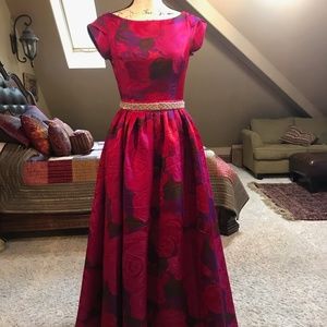 Gorgeous Adrianna Papell